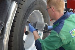 Read more about the article How Long Does It Take to Change a Tire? DIY and Mechanic