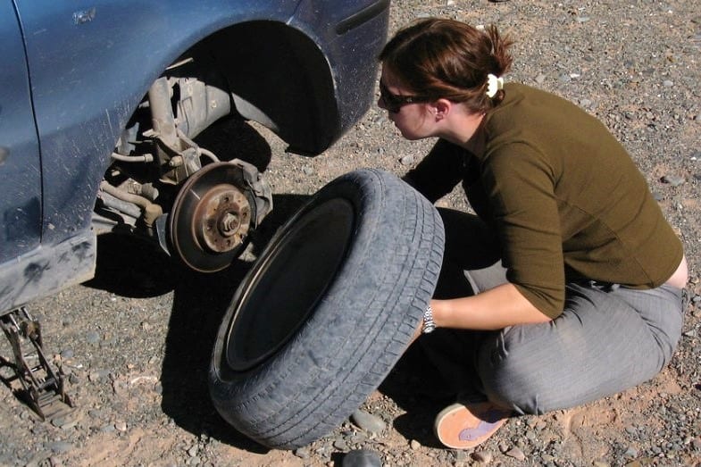 how long does it usually take to change a tire