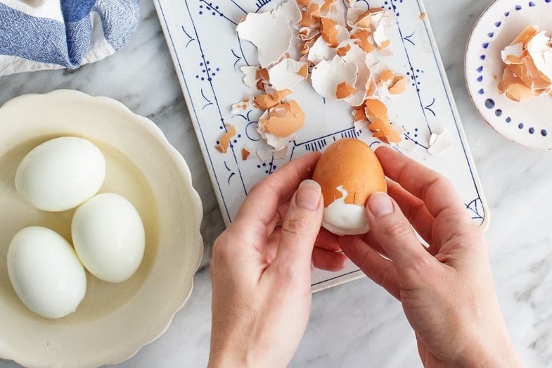 how long does it take to hard boil a dozen eggs