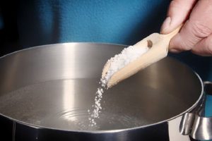 does salt make water boil faster